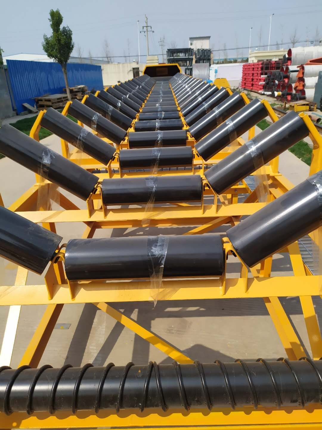 Troughing roller assemblies