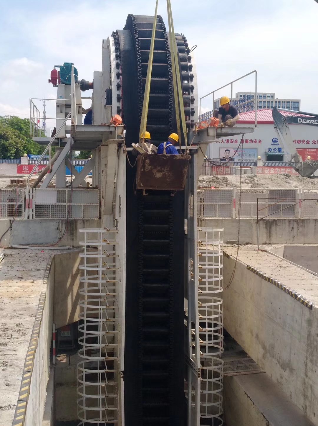Steep-angle sidewall conveyor