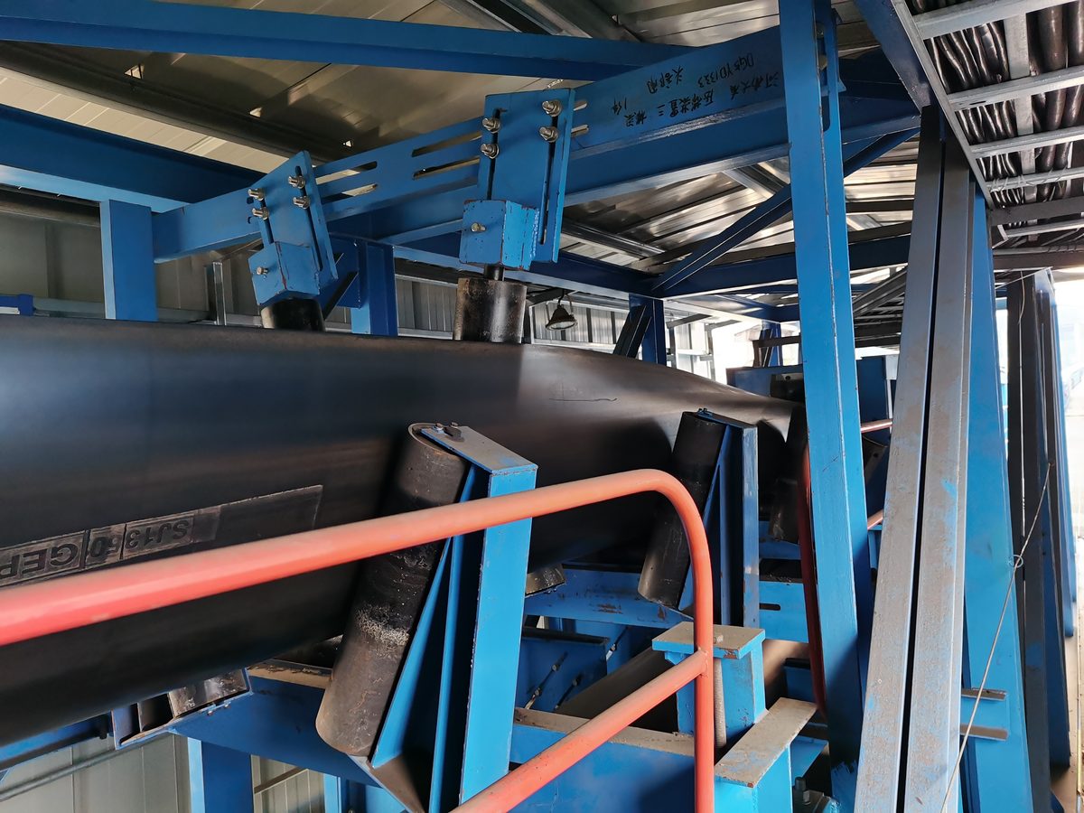 Enclosed pipe conveyor