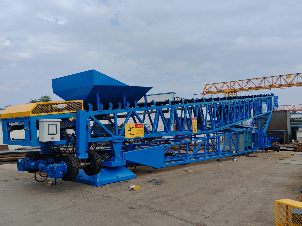 Mobile conveyor equipment in a yard