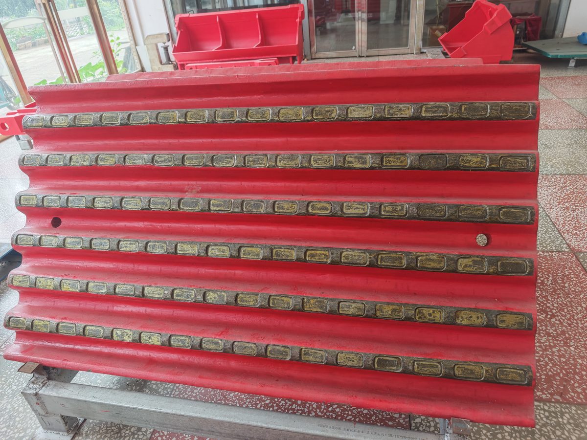 Jaw plate with reinforcement pattern